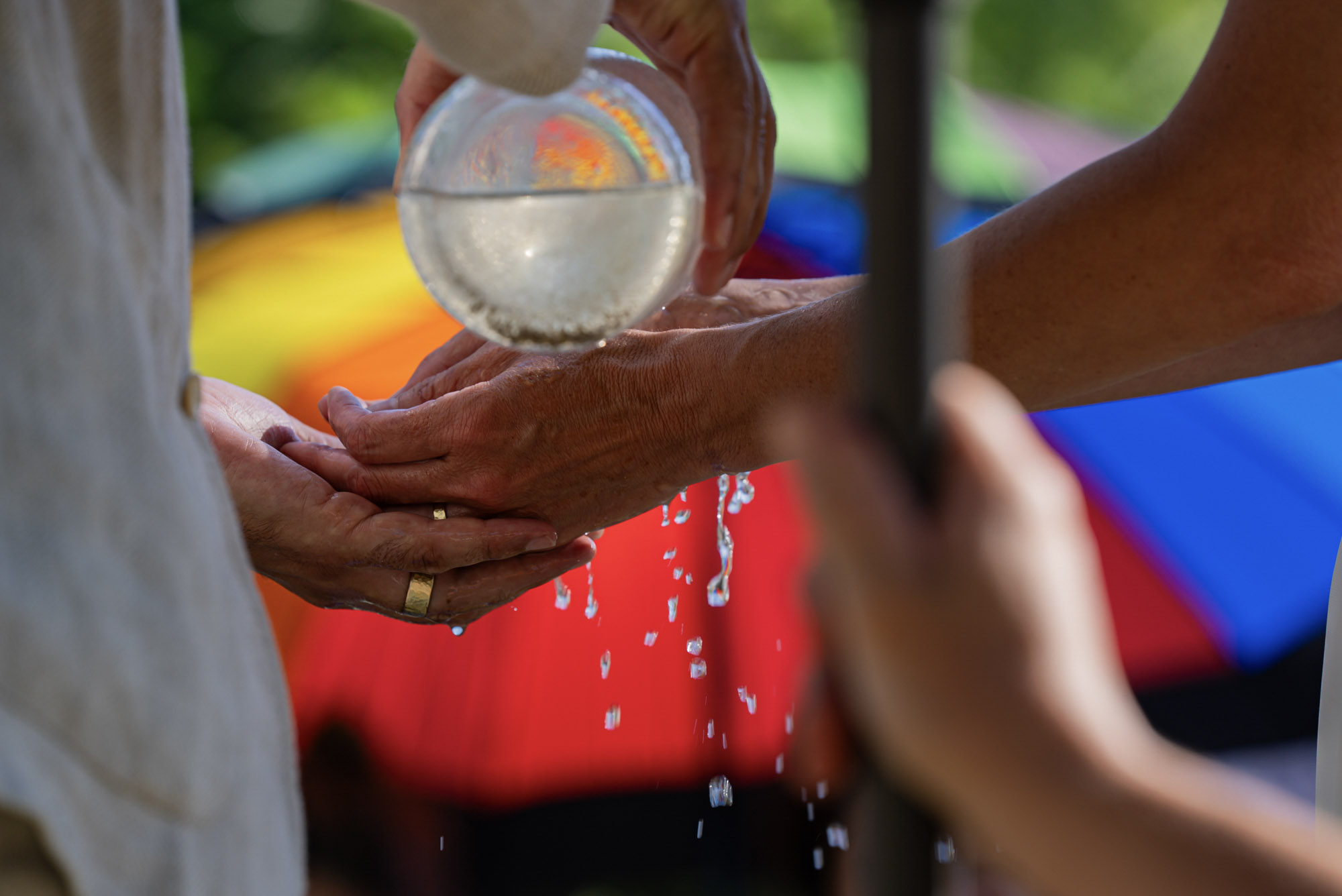 sich dienen und die Hände waschen