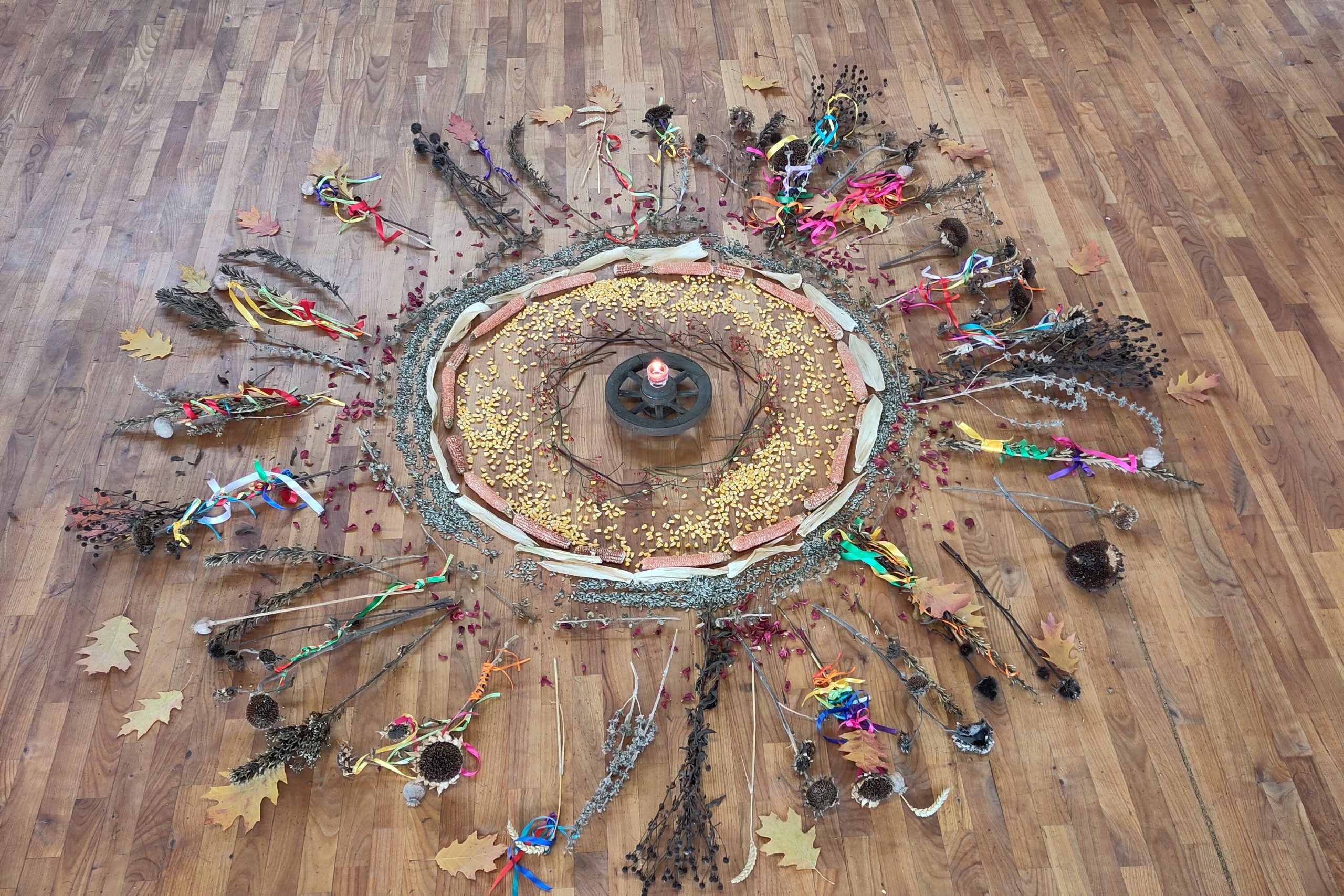 Mitte mit Naturmaterial bunte Bänder