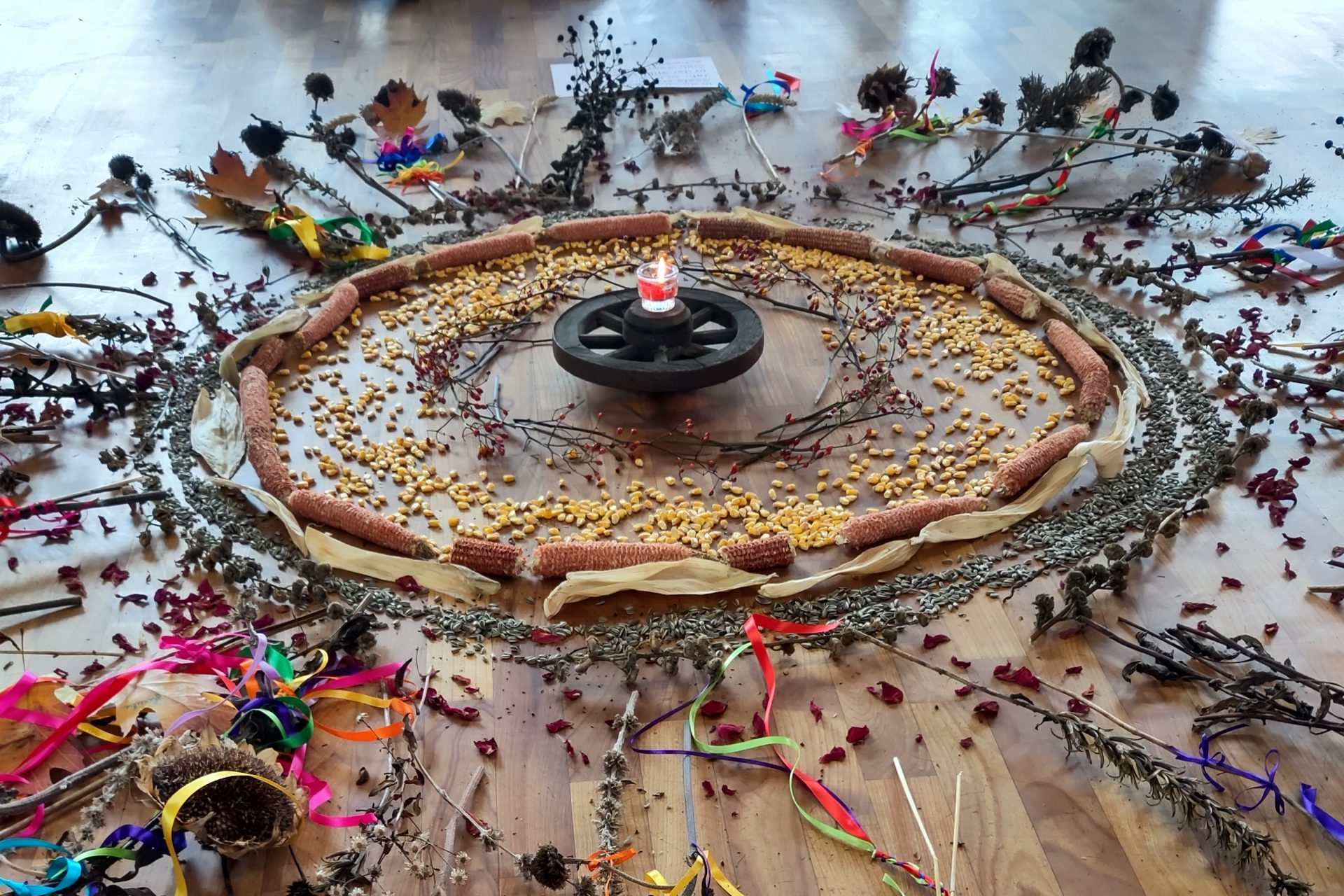 Mitte mit Naturmaterial